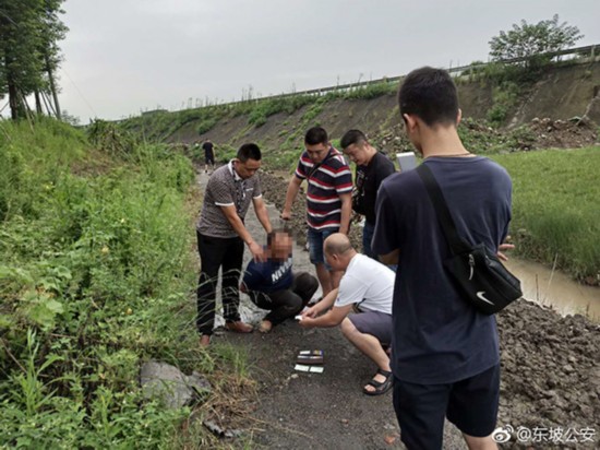 四川男子骑摩托车抢女性金项链被抓 15天作案8次