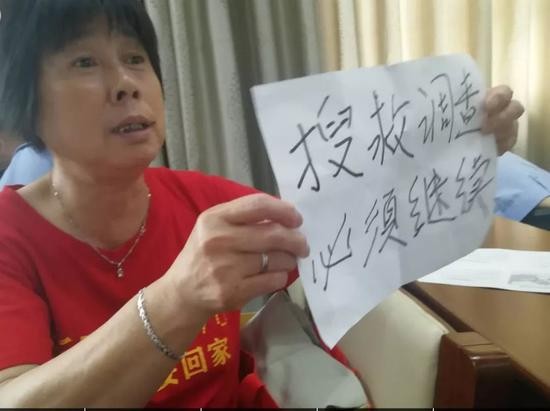 家属无法接受该调查结论,要求继续搜救。(拍摄:李司坤)