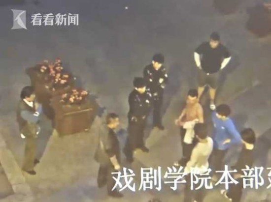 大学生酒后殴打的哥 跳上引擎盖猛砸还叫同学助阵