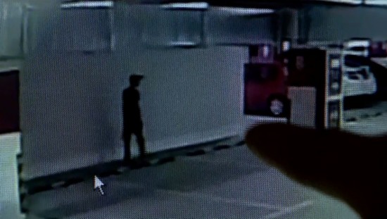 女子被持刀押进银行取钱 向柜员狂眨眼求救遭无视