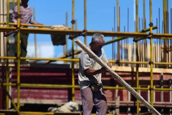 高温津贴被熬成绿豆汤 法律人士:属欠薪违法行为