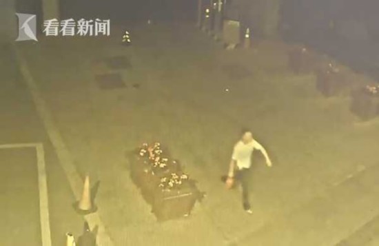 大学生酒后殴打的哥 跳上引擎盖猛砸还叫同学助阵