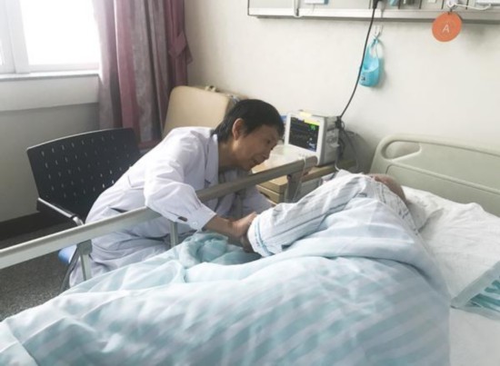 秦苑在安宁病房陪伴老人。澎湃新闻记者 袁璐 图