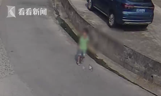 想念住院的妈妈 3岁萌娃独自出门坐公交吓坏家人