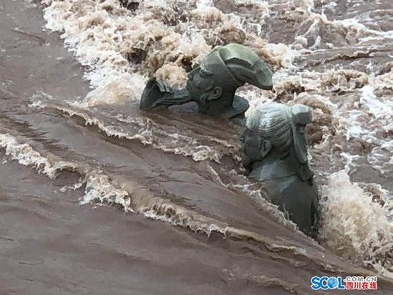 四川宜宾网红雕塑苏轼、黄庭坚遇洪水再次被淹