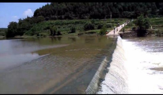 四川祖孙3人骑电动车过漫水桥 坠入河中致1死2失踪