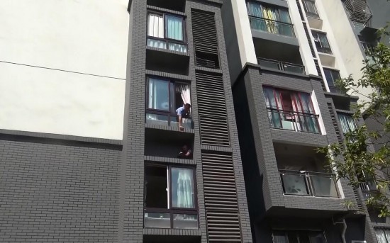 重庆一少年因玩游戏挨揍翻窗 被困空调外机洞 