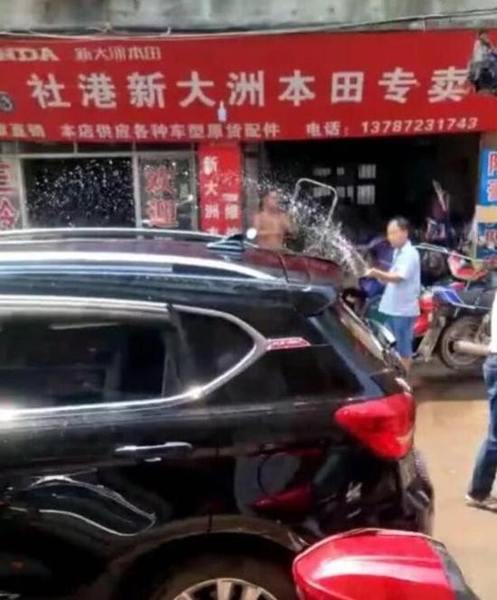 高温天2龄童被锁车内路人喷水降温 家长不愿意破窗