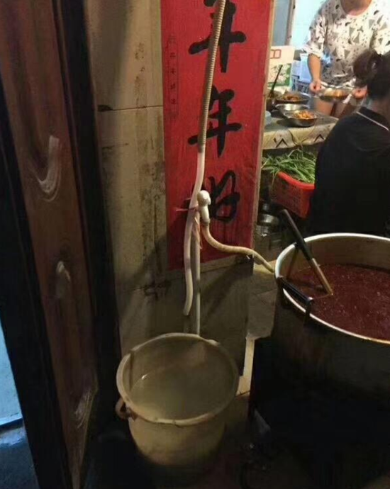 广西一螺蛳粉店疑用空调水泡粉 店主回应被误读