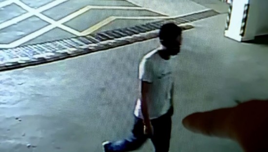 女子被持刀押进银行取钱 向柜员狂眨眼求救遭无视