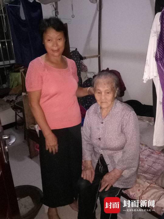 39年前，成秀清把老人接回自己家中，一直悉心照顾到现在。