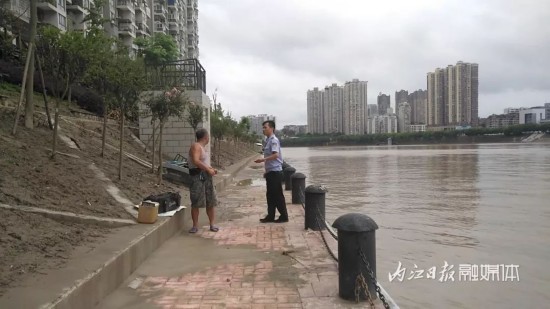 内江甜城湖惊现水怪?执法部门:排污管泄露喷黑水