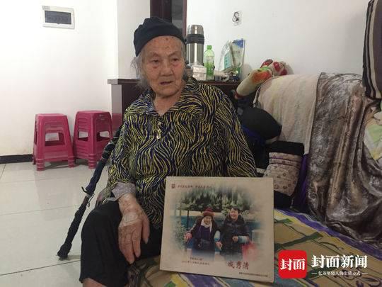  老人说，“成秀清对我好，女婿脾气也好，晚辈也对我好，都舍不得让我走。”