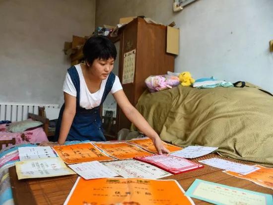 这是王心仪众多奖状和荣誉证书的一部分。新华社记者 赵鸿宇 摄