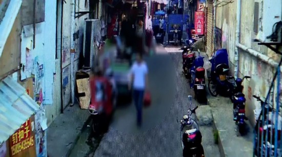 女子被持刀押进银行取钱 向柜员狂眨眼求救遭无视