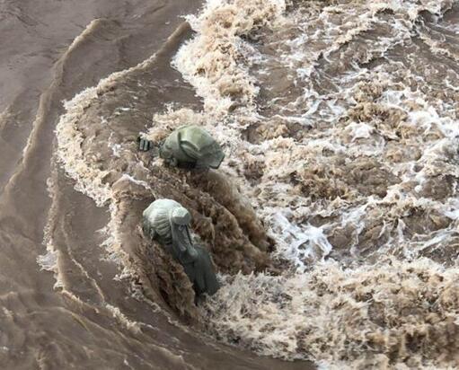 四川宜宾网红雕塑苏轼、黄庭坚遇洪水再次被淹