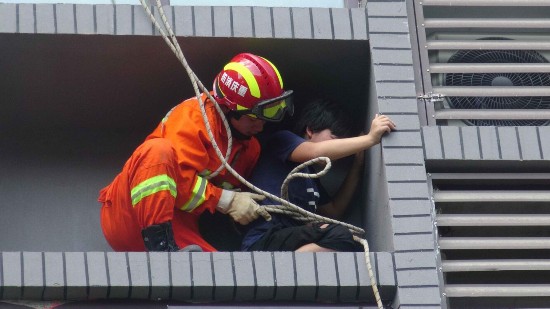 重庆一少年因玩游戏挨揍翻窗 被困空调外机洞 