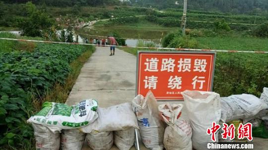 三人骑乘电动三轮车过漫水路面意外坠入河中致1死2失踪