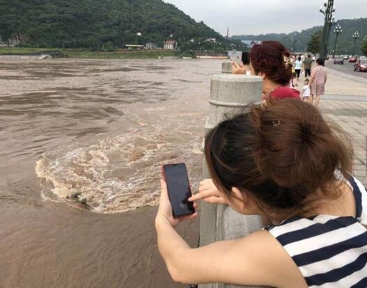 四川宜宾网红雕塑苏轼、黄庭坚遇洪水再次被淹