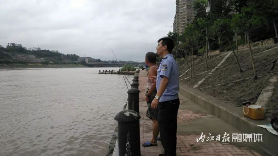 内江甜城湖惊现水怪?执法部门:排污管泄露喷黑水