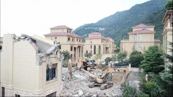 秦岭北麓违建再次曝光 但这里一栋别墅5天都没拆完