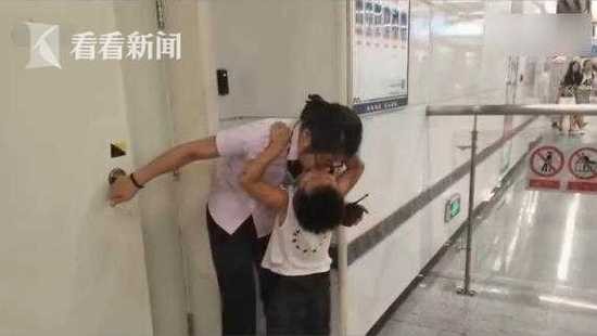 3岁娃顶烈日看望工作的妈妈:不打扰你 亲亲我就走