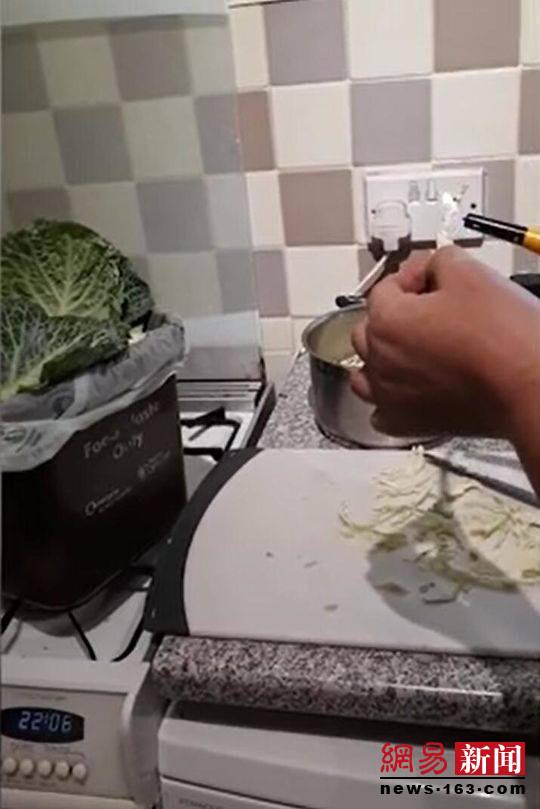 英网友称买到可疑蔬菜 女子火烧卷心菜:像塑料味
