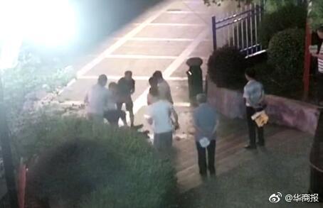 干部遛狗打保洁员事件发酵8天后 当地深夜发通告