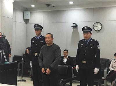 2017年11月7日,丁某强在北京市二中院法庭受审。资料图/新京报记者 左燕燕 摄