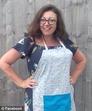 英网友称买到可疑蔬菜 女子火烧卷心菜:像塑料味