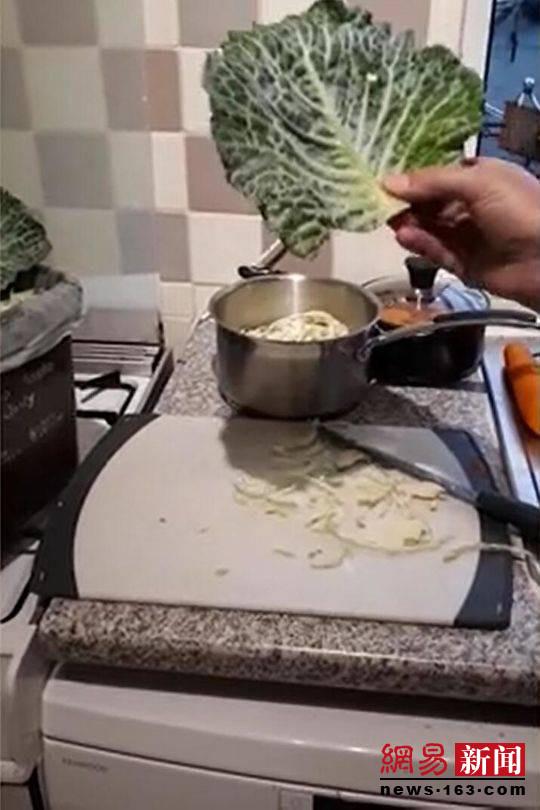 英网友称买到可疑蔬菜 女子火烧卷心菜:像塑料味