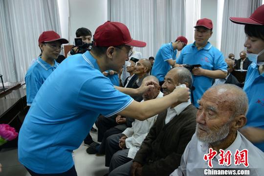第九届“爱心光明行”新疆墨玉县开启为视障患者带去光明