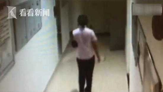 3岁娃顶烈日看望工作的妈妈:不打扰你 亲亲我就走