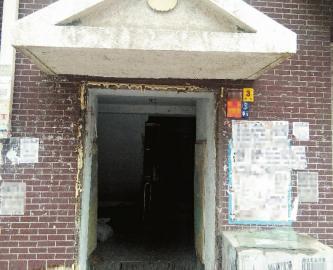 团伙冒充政府人员给小区换门130个程控门卸走71个