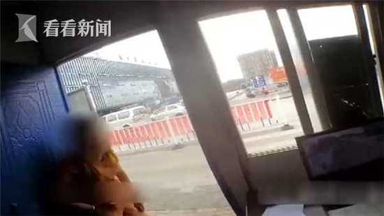 女黑车司机为躲处罚成“戏精” 躺地撒泼闹肚子