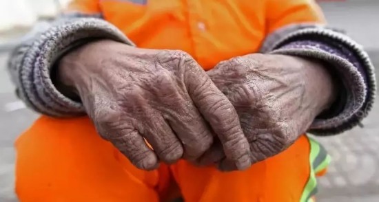 怒骂掌掴6旬环卫工者该被唾弃 桐乡警方通报硬气