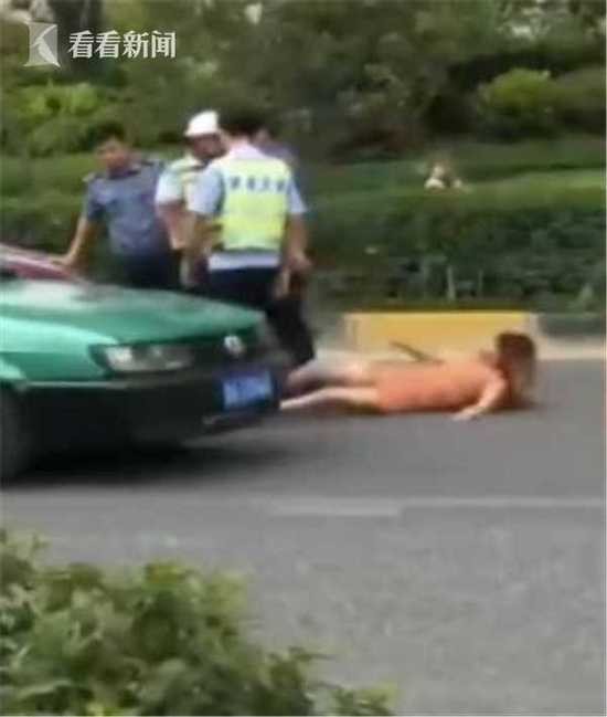 女黑车司机为躲处罚成“戏精” 躺地撒泼闹肚子