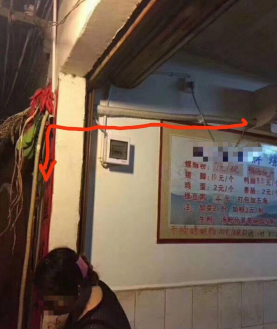 网友拍摄的图片中，可看到这条水管穿墙而过，与空调机排水管相连（红色箭头所示）。