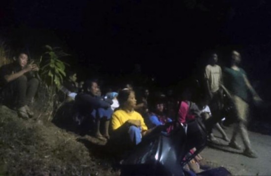 印尼地震亲历者:所有人都在跑 门墙倒塌到处是裂缝