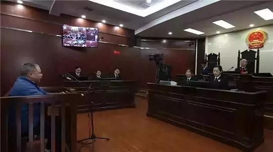 靠丈夫职权影响力收装修款14万 武汉女科员被判刑