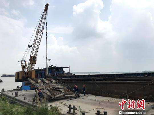 长江汉江武汉段严禁采砂查扣船只集中拆解采砂机具