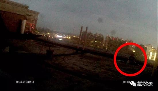 女子用布条拴着儿女欲跳楼 小孩哭喊我要回家