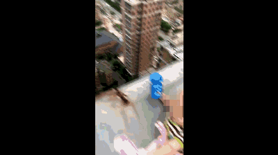 女子用布条拴着儿女欲跳楼 小孩哭喊我要回家