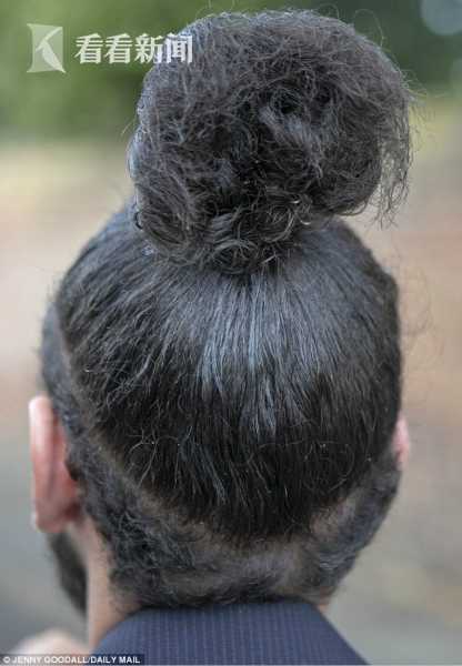 英国一男子扎丸子头被解雇 控诉英航性别歧视