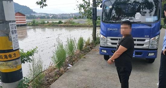 温州一残疾人为赚钱养家撬走车牌留二维码敲诈