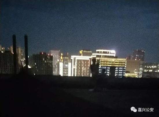 女子用布条拴着儿女欲跳楼 小孩哭喊我要回家