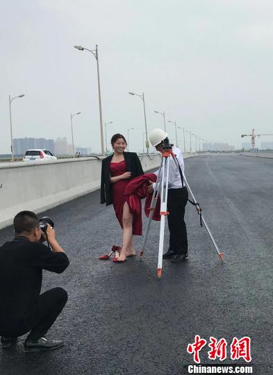 “90后”小夫妻工地拍婚纱照记录奋斗青春