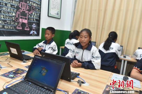 “扶贫先扶智”东航精准扶贫将远程教育送进大山