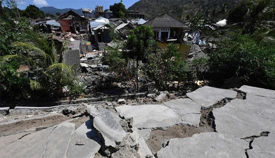 两万人震后大逃亡:中国游客目击印尼“地震惊魂”