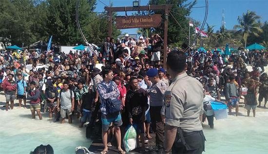 两万人震后大逃亡:中国游客目击印尼“地震惊魂”